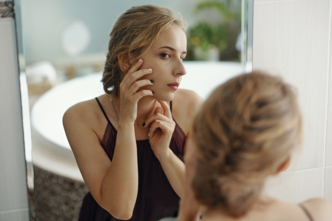 kobieta twarz lustro